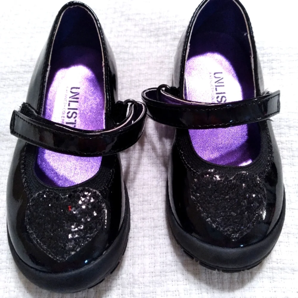 Unlisted black patent leather toddler shoe sz 6